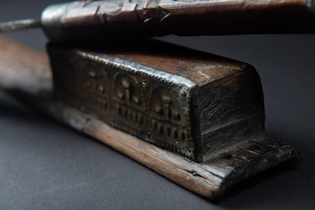 This great sword from the Paiwan tribe is decorated with embossed brass engraved with faces on the front and the side while the back is carved with three characters in the pure Paiwan style.