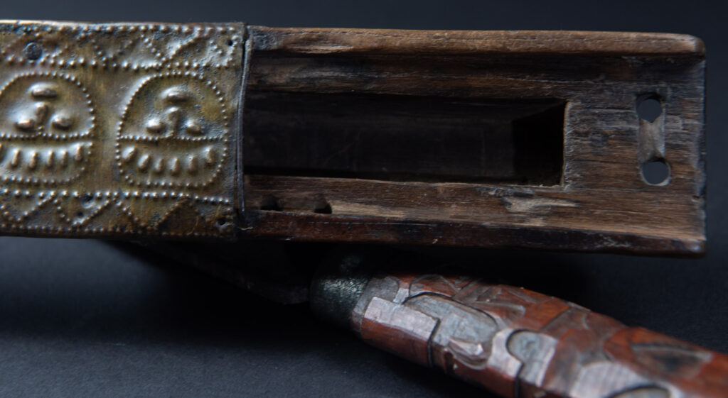 This great sword from the Paiwan tribe is decorated with embossed brass engraved with faces on the front and the side while the back is carved with three characters in the pure Paiwan style.