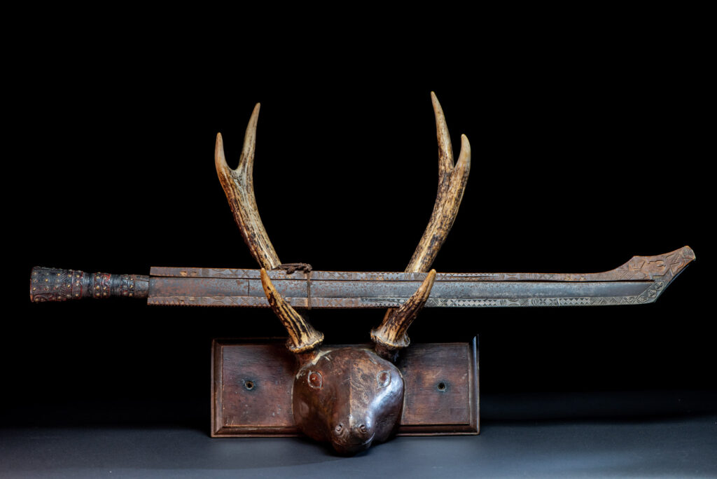 Paiwan tribe ceremonial sword ( southern Paiwan Vuculj )This very beautiful and rare ceremonial sword is carved in a style typical of the southern paiwan (Vuculj).