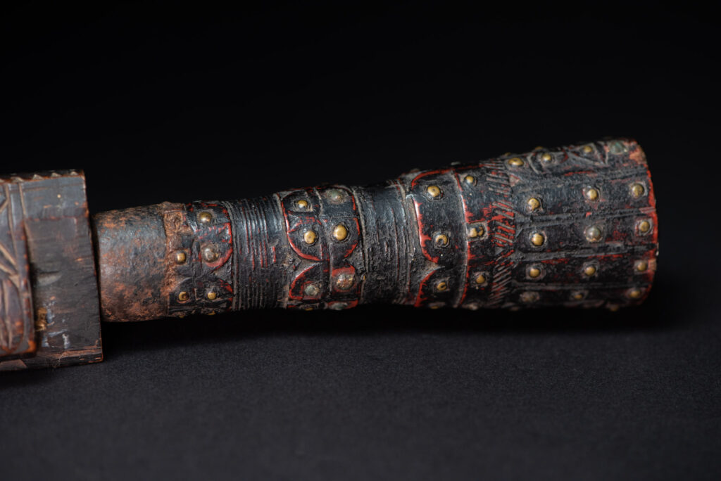 Paiwan tribe ceremonial sword ( southern Paiwan Vuculj )This very beautiful and rare ceremonial sword is carved in a style typical of the southern paiwan (Vuculj).