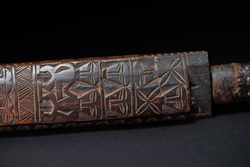 Paiwan tribe ceremonial sword ( southern Paiwan Vuculj )This very beautiful and rare ceremonial sword is carved in a style typical of the southern paiwan (Vuculj).