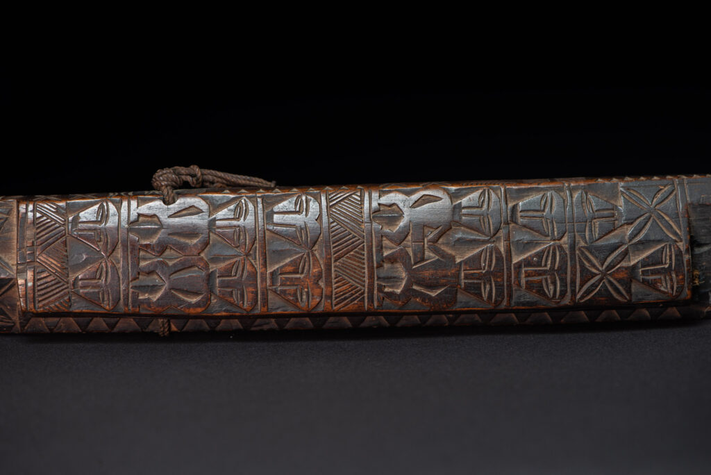 Paiwan tribe ceremonial sword ( southern Paiwan Vuculj )This very beautiful and rare ceremonial sword is carved in a style typical of the southern paiwan (Vuculj).