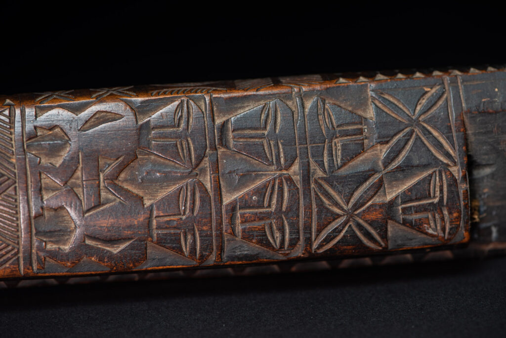 Paiwan tribe ceremonial sword ( southern Paiwan Vuculj )This very beautiful and rare ceremonial sword is carved in a style typical of the southern paiwan (Vuculj).