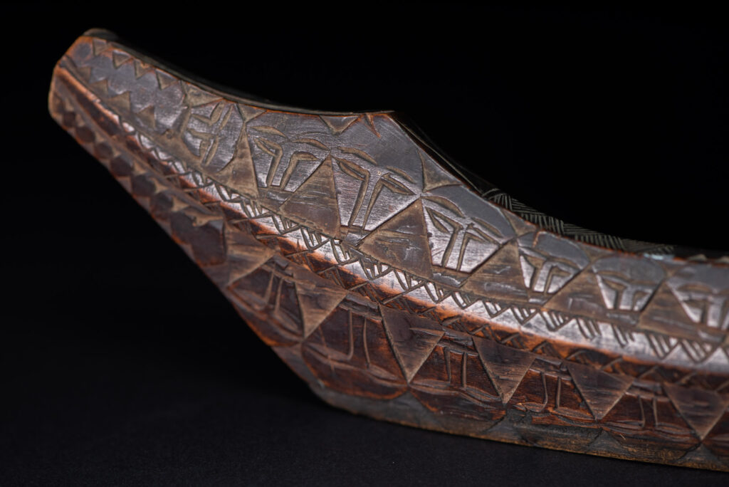 Paiwan tribe ceremonial sword ( southern Paiwan Vuculj )This very beautiful and rare ceremonial sword is carved in a style typical of the southern paiwan (Vuculj).