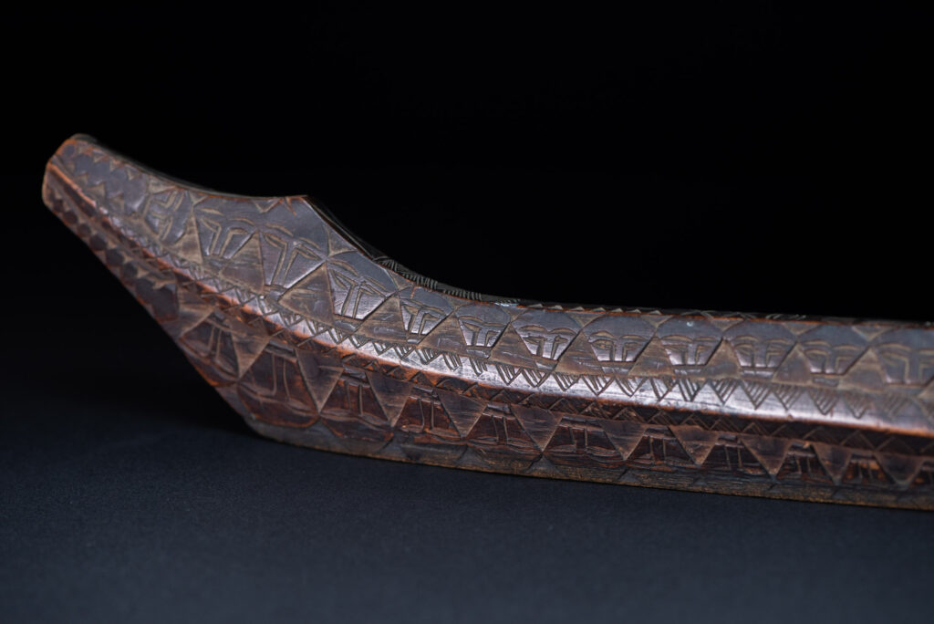 Paiwan tribe ceremonial sword ( southern Paiwan Vuculj )This very beautiful and rare ceremonial sword is carved in a style typical of the southern paiwan (Vuculj).
