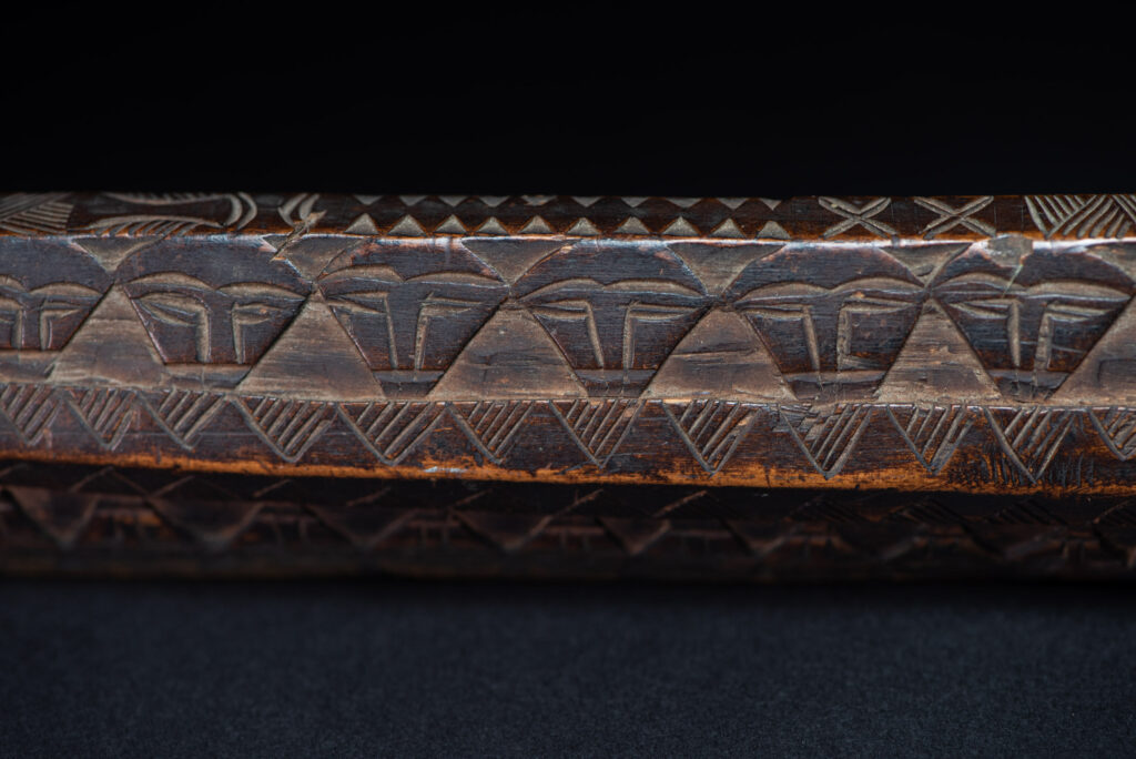 Paiwan tribe ceremonial sword ( southern Paiwan Vuculj )This very beautiful and rare ceremonial sword is carved in a style typical of the southern paiwan (Vuculj).