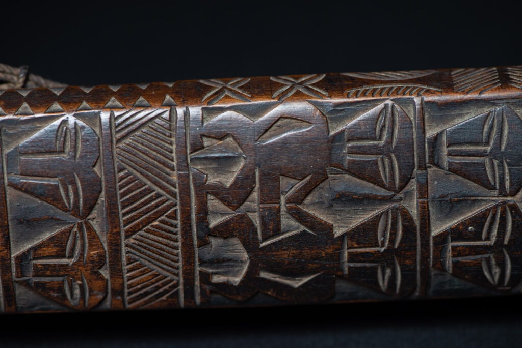 Paiwan tribe ceremonial sword ( southern Paiwan Vuculj )This very beautiful and rare ceremonial sword is carved in a style typical of the southern paiwan (Vuculj).