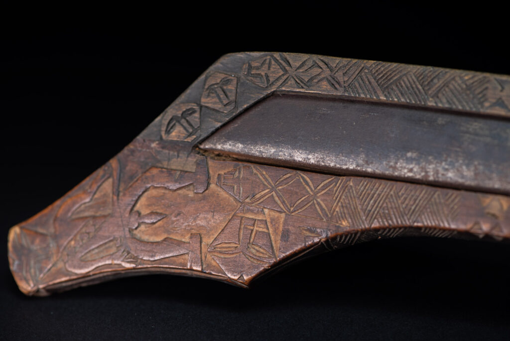 Paiwan tribe ceremonial sword ( southern Paiwan Vuculj )This very beautiful and rare ceremonial sword is carved in a style typical of the southern paiwan (Vuculj).