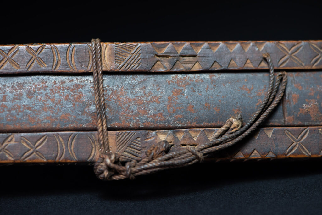 Paiwan tribe ceremonial sword ( southern Paiwan Vuculj )This very beautiful and rare ceremonial sword is carved in a style typical of the southern paiwan (Vuculj).