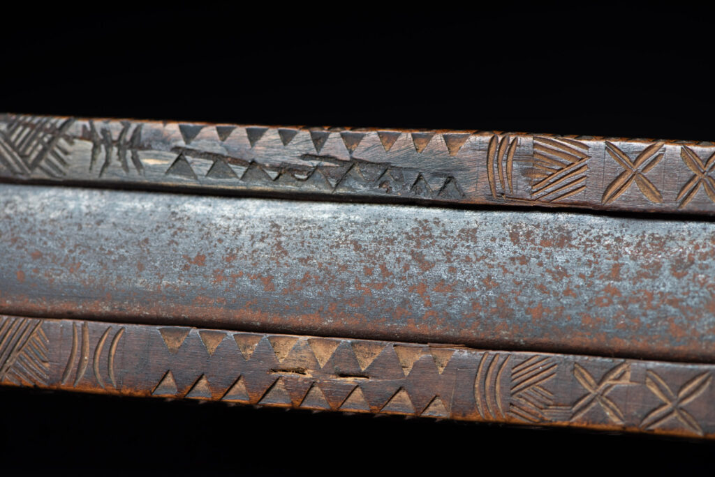Paiwan tribe ceremonial sword ( southern Paiwan Vuculj )This very beautiful and rare ceremonial sword is carved in a style typical of the southern paiwan (Vuculj).