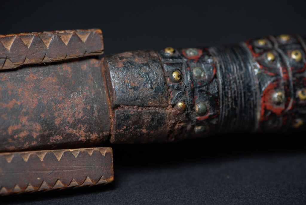 Paiwan tribe ceremonial sword ( southern Paiwan Vuculj )This very beautiful and rare ceremonial sword is carved in a style typical of the southern paiwan (Vuculj).