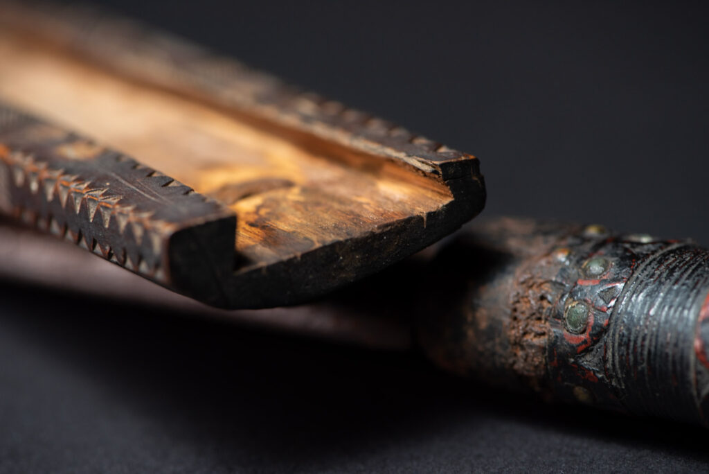 Paiwan tribe ceremonial sword ( southern Paiwan Vuculj )This very beautiful and rare ceremonial sword is carved in a style typical of the southern paiwan (Vuculj).