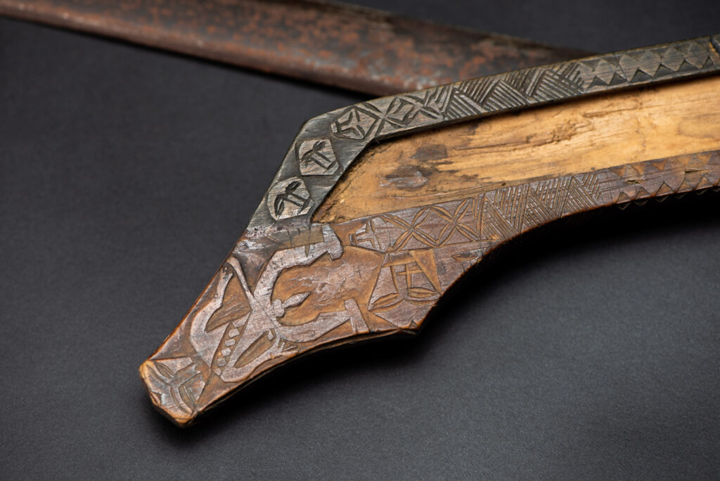 Paiwan tribe ceremonial sword ( southern Paiwan Vuculj )This very beautiful and rare ceremonial sword is carved in a style typical of the southern paiwan (Vuculj).