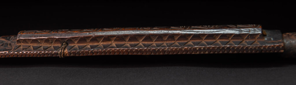 Paiwan tribe ceremonial sword ( southern Paiwan Vuculj )This very beautiful and rare ceremonial sword is carved in a style typical of the southern paiwan (Vuculj).