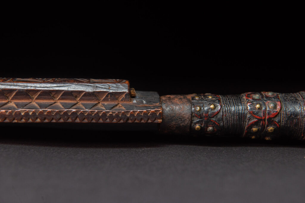 Paiwan tribe ceremonial sword ( southern Paiwan Vuculj )This very beautiful and rare ceremonial sword is carved in a style typical of the southern paiwan (Vuculj).