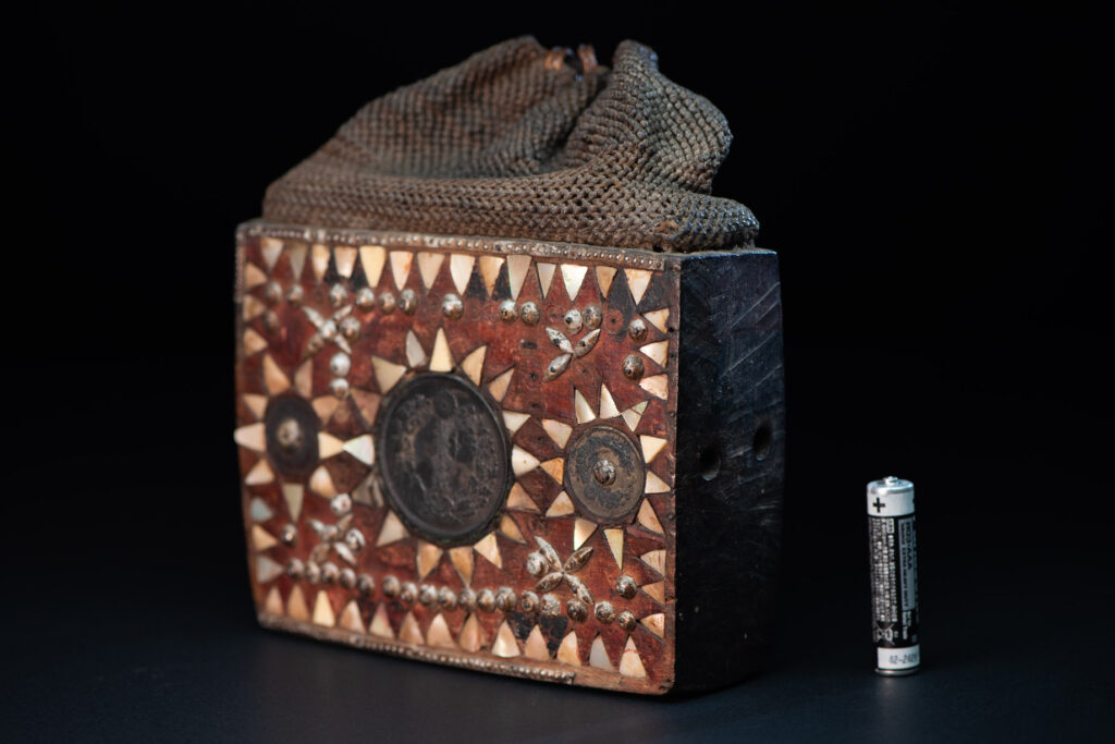 Old shaman’s box – Puyuma tribe – inlaid with mother-of-pearl in triangular patterns, reflecting the distinctive style of the Puyuma tribes. The box is also decorated with embedded old coins.