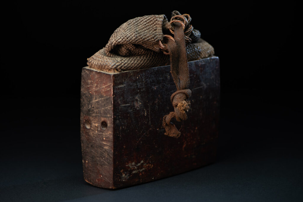 Old shaman’s box – Puyuma tribe – inlaid with mother-of-pearl in triangular patterns, reflecting the distinctive style of the Puyuma tribes. The box is also decorated with embedded old coins.