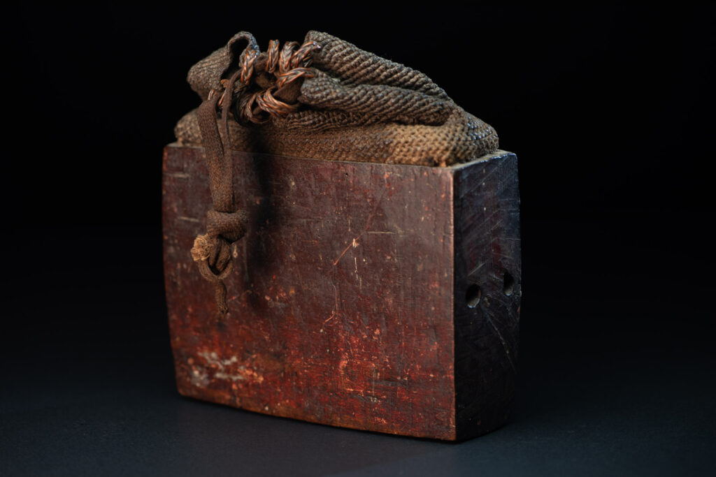 Old shaman’s box – Puyuma tribe – inlaid with mother-of-pearl in triangular patterns, reflecting the distinctive style of the Puyuma tribes. The box is also decorated with embedded old coins.