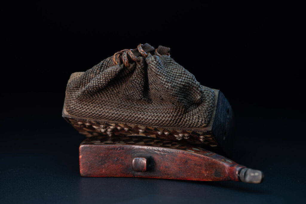 Old shaman’s box – Puyuma tribe – inlaid with mother-of-pearl in triangular patterns, reflecting the distinctive style of the Puyuma tribes. The box is also decorated with embedded old coins.