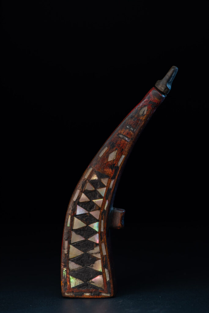 Puyuma tribe Powder horn inlead with mother-of-pearl in triangular patterns reflecting the distinctive style of the Puyuma tribes.