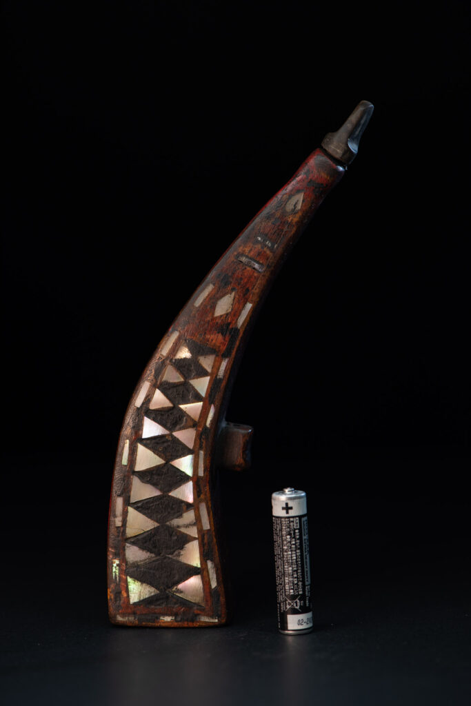 Puyuma tribe Powder horn inlead with mother-of-pearl in triangular patterns reflecting the distinctive style of the Puyuma tribes.