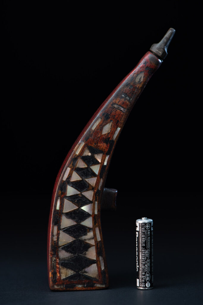 Puyuma tribe Powder horn inlead with mother-of-pearl in triangular patterns reflecting the distinctive style of the Puyuma tribes.