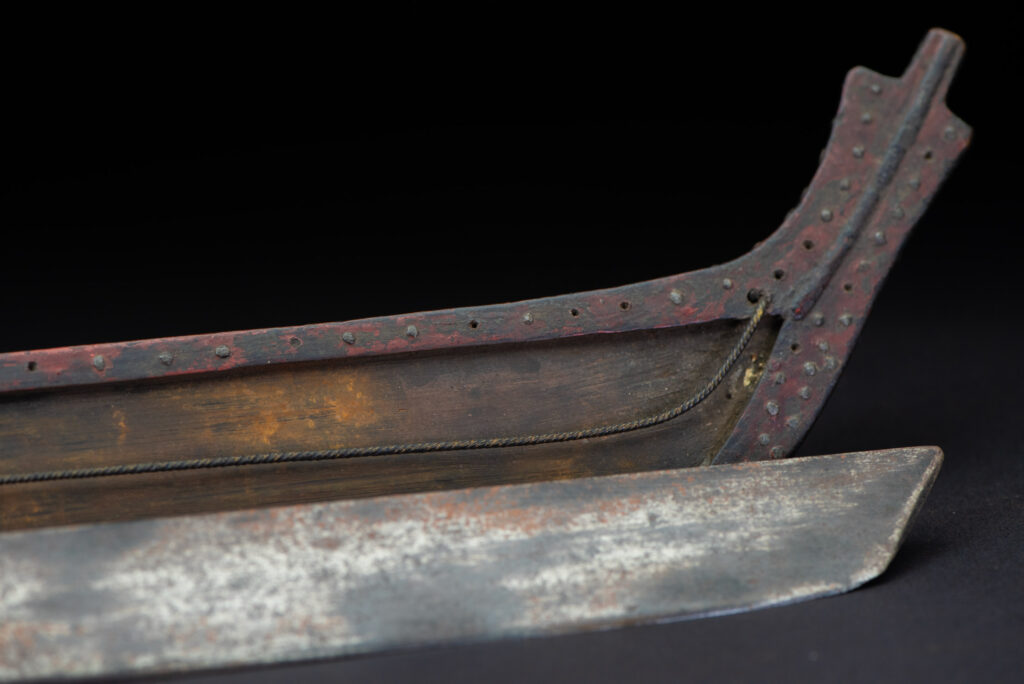 Exceptional and rare Taiwan ceremonial sword. Probably early 19th century. Paint with red pigments.