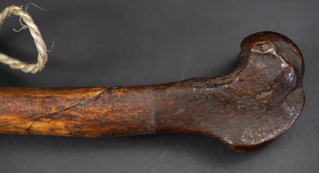 Unusual old knife from the Paiwan tribe, carved with sacred snakes, hundred pace sacred snake patterns, and featuring a old bone handle with a great patina .