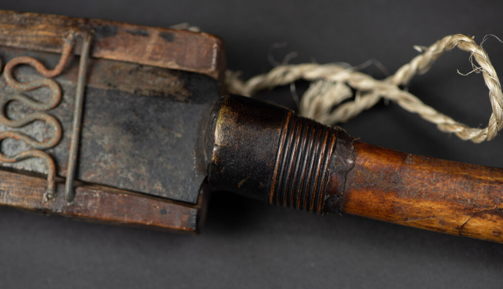Unusual old knife from the Paiwan tribe, carved with sacred snakes, hundred pace sacred snake patterns, and featuring a old bone handle with a great patina .