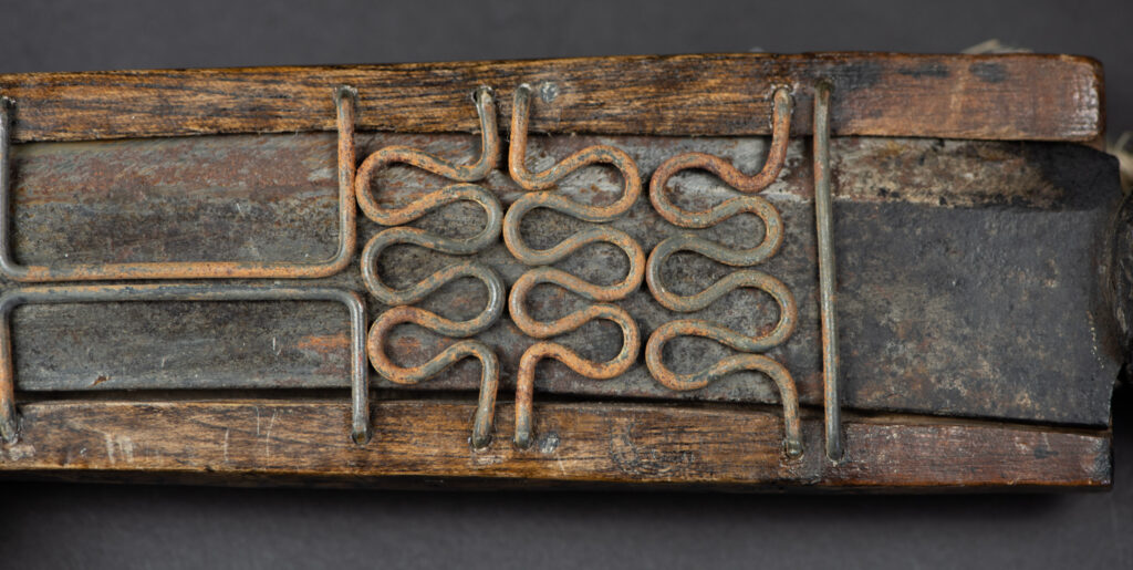 Unusual old knife from the Paiwan tribe, carved with sacred snakes, hundred pace sacred snake patterns, and featuring a old bone handle with a great patina .