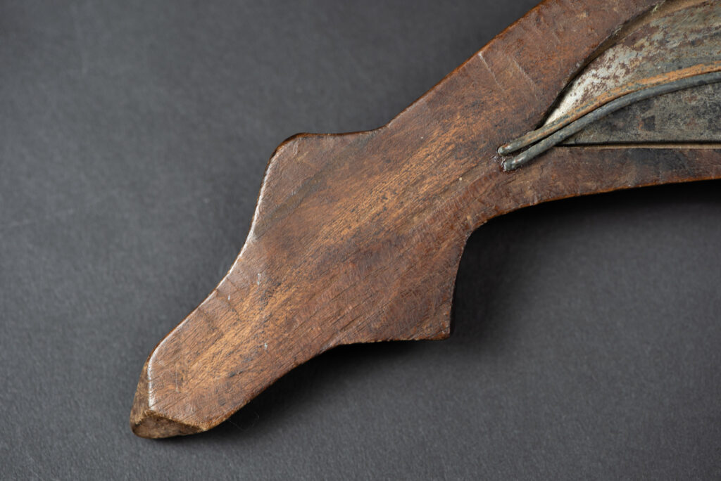 Unusual old knife from the Paiwan tribe, carved with sacred snakes, hundred pace sacred snake patterns, and featuring a old bone handle with a great patina .