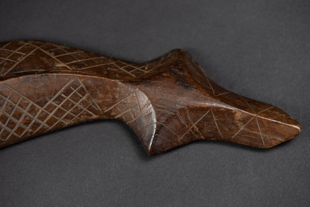 Unusual old knife from the Paiwan tribe, carved with sacred snakes, hundred pace sacred snake patterns, and featuring a old bone handle with a great patina .