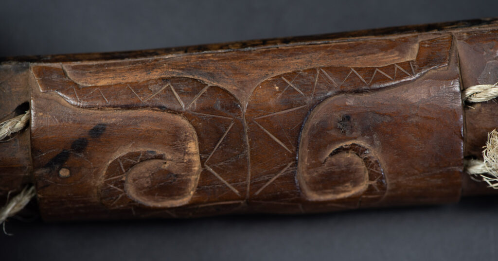Unusual old knife from the Paiwan tribe, carved with sacred snakes, hundred pace sacred snake patterns, and featuring a old bone handle with a great patina .