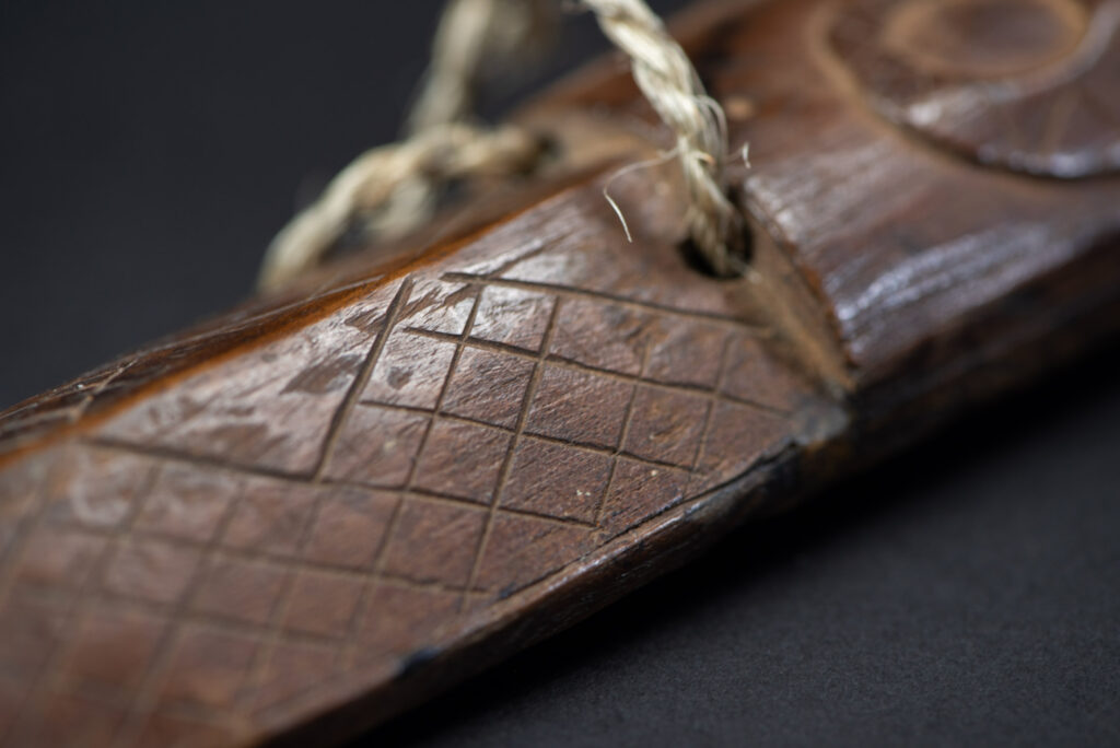 Unusual old knife from the Paiwan tribe, carved with sacred snakes, hundred pace sacred snake patterns, and featuring a old bone handle with a great patina .