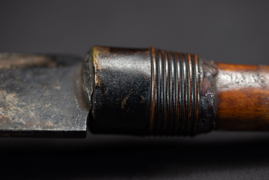 Unusual old knife from the Paiwan tribe, carved with sacred snakes, hundred pace sacred snake patterns, and featuring a old bone handle with a great patina .