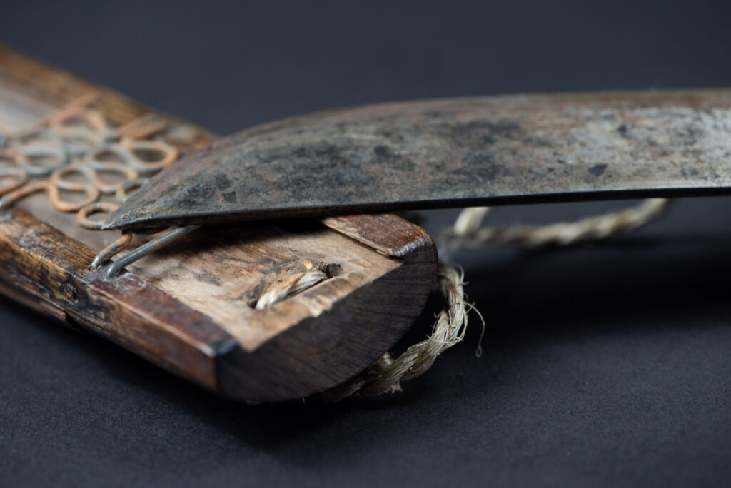 Unusual old knife from the Paiwan tribe, carved with sacred snakes, hundred pace sacred snake patterns, and featuring a old bone handle with a great patina .