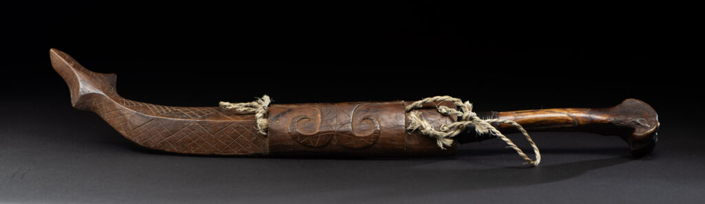 Unusual old knife from the Paiwan tribe, carved with sacred snakes, hundred pace sacred snake patterns, and featuring a old bone handle with a great patina .