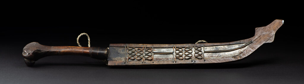 Unusual old knife from the Paiwan tribe, carved with sacred snakes, hundred pace sacred snake patterns, and featuring a old bone handle with a great patina .