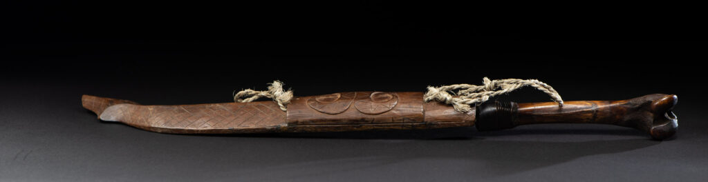 Unusual old knife from the Paiwan tribe, carved with sacred snakes, hundred pace sacred snake patterns, and featuring a old bone handle with a great patina .