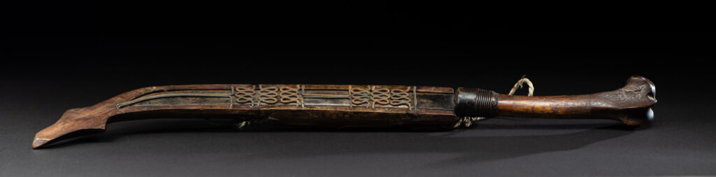 Unusual old knife from the Paiwan tribe, carved with sacred snakes, hundred pace sacred snake patterns, and featuring a old bone handle with a great patina .