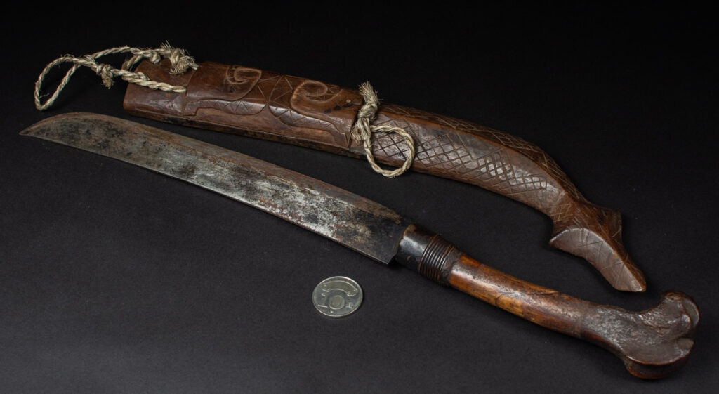 Unusual old knife from the Paiwan tribe, carved with sacred snakes, hundred pace sacred snake patterns, and featuring a old bone handle with a great patina .