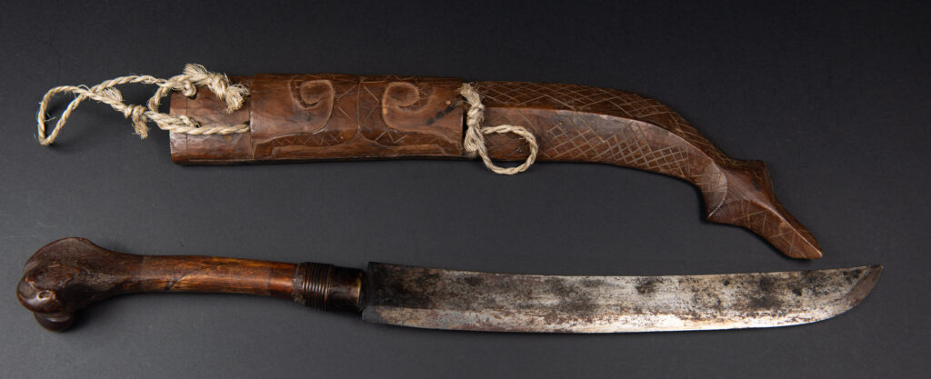 Unusual old knife from the Paiwan tribe, carved with sacred snakes, hundred pace sacred snake patterns, and featuring a old bone handle with a great patina .