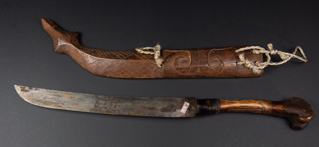 Unusual old knife from the Paiwan tribe, carved with sacred snakes, hundred pace sacred snake patterns, and featuring a old bone handle with a great patina .