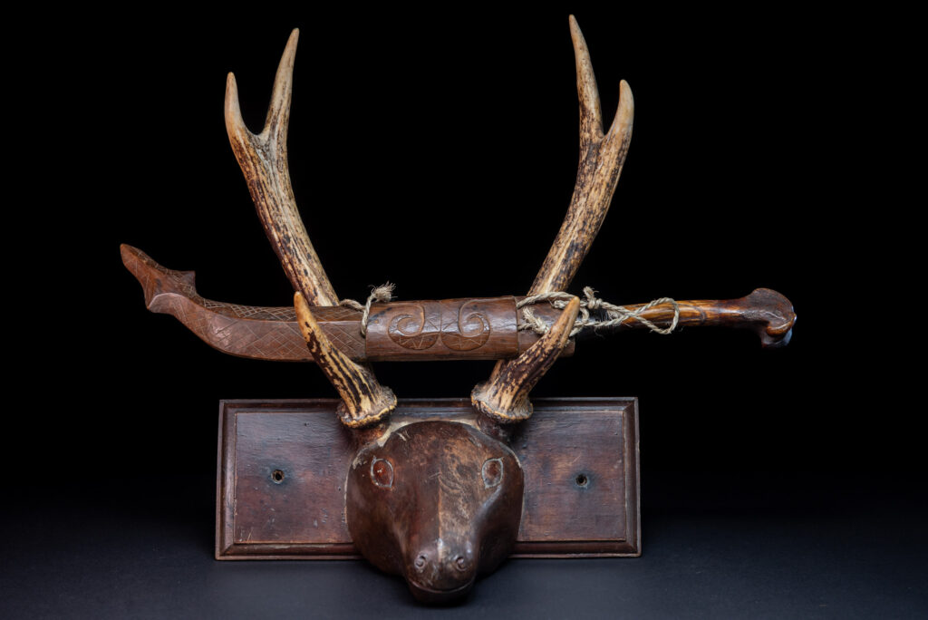 Unusual old knife from the Paiwan tribe, carved with sacred snakes, hundred pace sacred snake patterns, and featuring a old bone handle with a great patina .