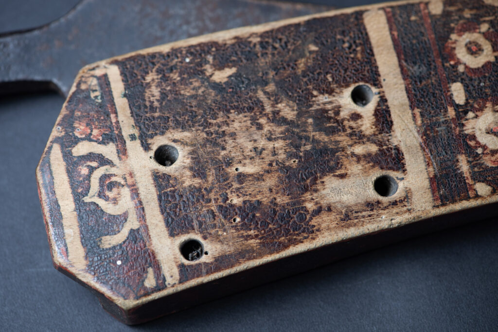 Sword of the Pingpu tribes (plains aborigines), featuring typical Pingpu style: floral painted design on the back of the scabbard; sword hilt forged in one piece with the blade, without separate assembly and attayal tribe influence on design.