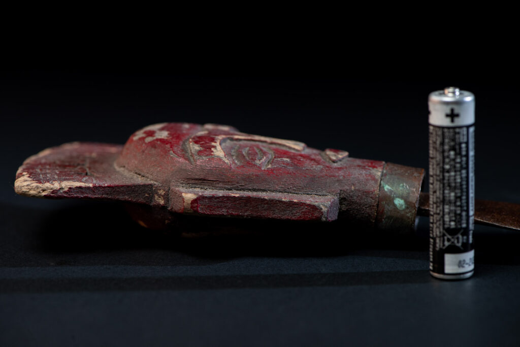 Small shamanic knife from the Paiwan tribe, intended for sacred rituals. Painted in red and carved with a human head surmounted by additional heads, it reflects the typical style of Paiwan shamans and healers, who are in charge of the tribe’s physical and spiritual well-being.