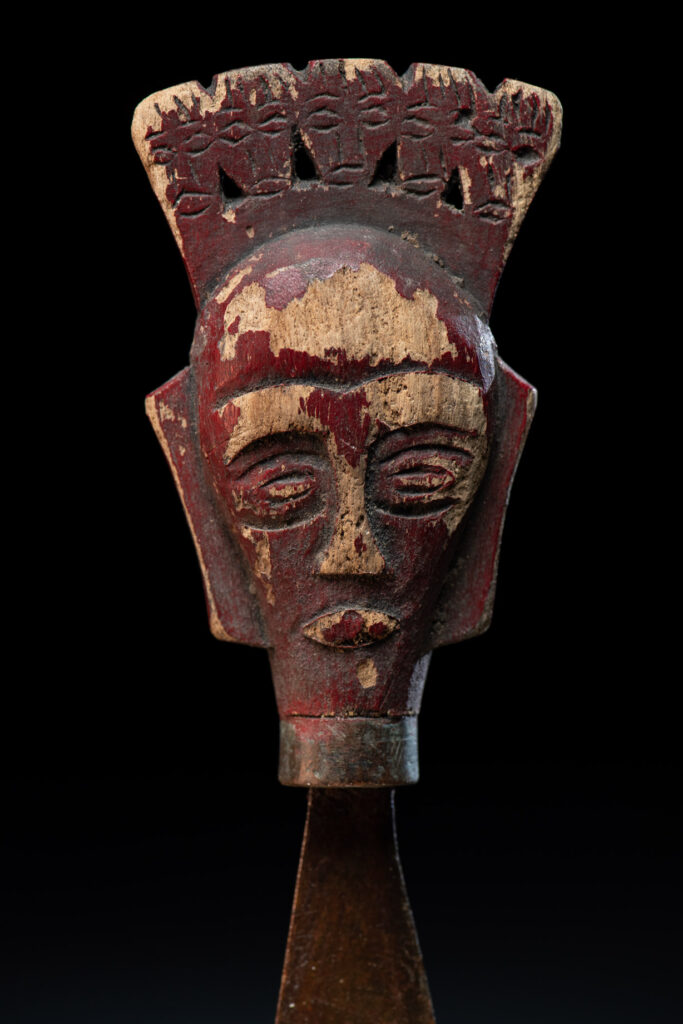 Small shamanic knife from the Paiwan tribe, intended for sacred rituals. Painted in red and carved with a human head surmounted by additional heads, it reflects the typical style of Paiwan shamans and healers, who are in charge of the tribe’s physical and spiritual well-being.