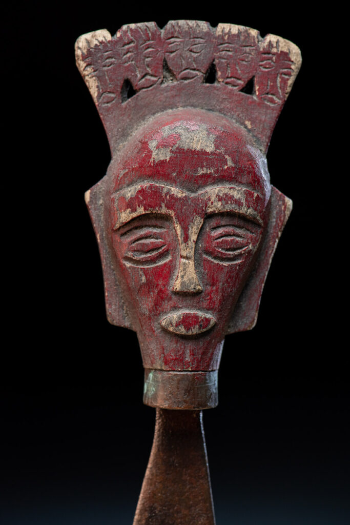 Small shamanic knife from the Paiwan tribe, intended for sacred rituals. Painted in red and carved with a human head surmounted by additional heads, it reflects the typical style of Paiwan shamans and healers, who are in charge of the tribe’s physical and spiritual well-being.