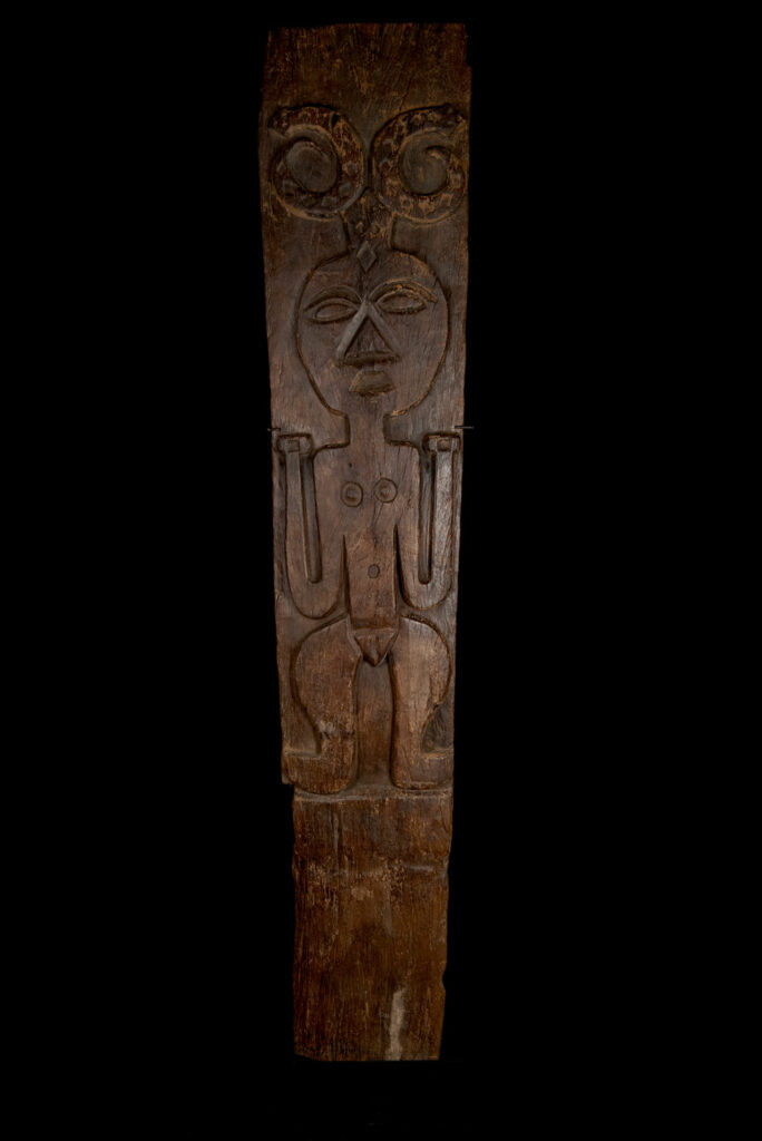 Very beautiful and massive ancestral panel from the Paiwan tribe, dating from the 19th century, carved with a nude female ancestor wearing a headdress formed by two intertwined snakes facing away from each other. A truly remarkable piece.