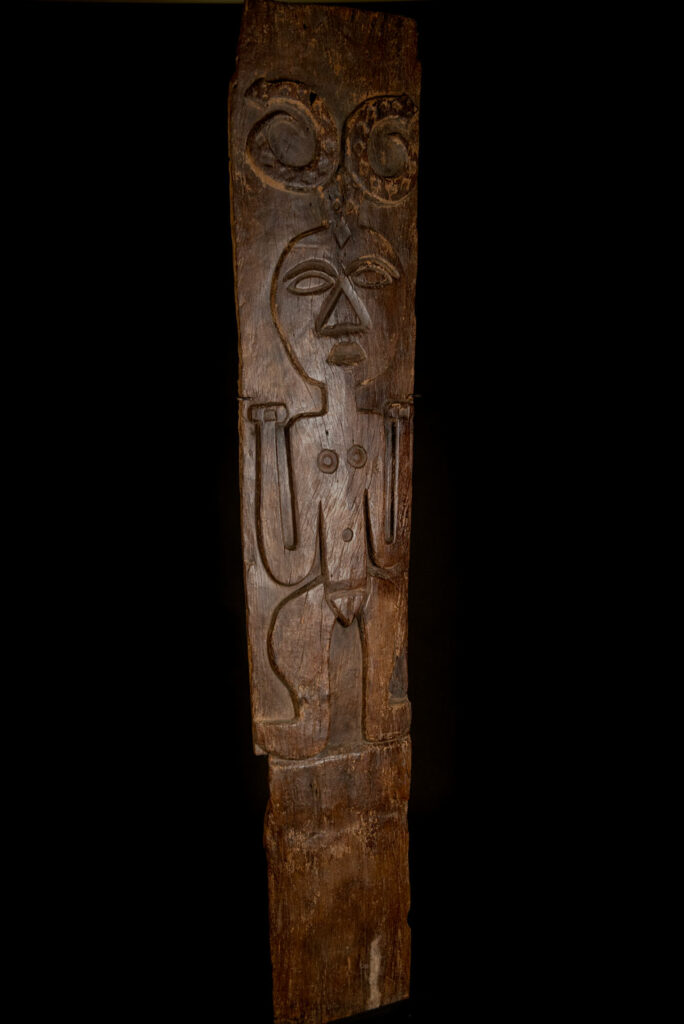 Very beautiful and massive ancestral panel from the Paiwan tribe, dating from the 19th century, carved with a nude female ancestor wearing a headdress formed by two intertwined snakes facing away from each other. A truly remarkable piece.